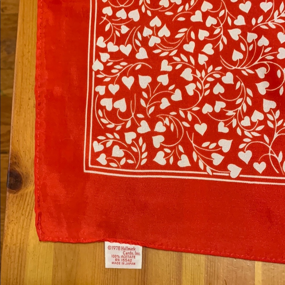 Vintage Hallmark signed Mary Ann, Red and White Floral Scarf, made in Japan - Picture 7 of 11